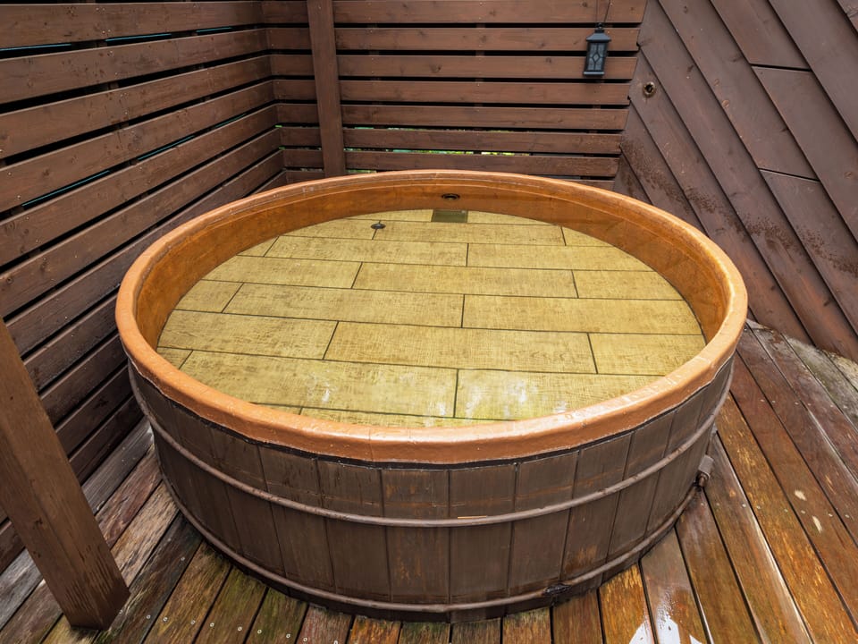 Combined shower/tub