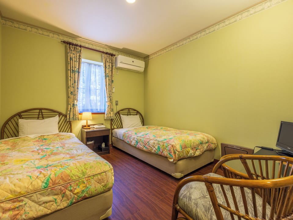 Basic Twin Room | WiFi (free)