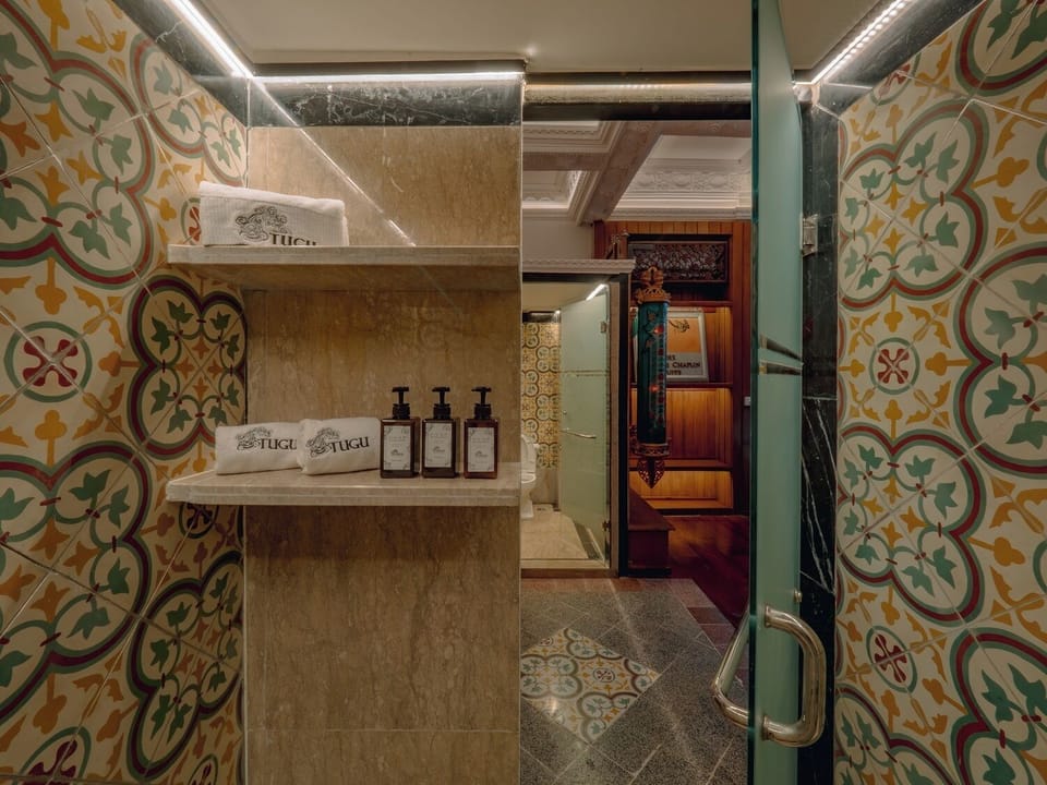 Charlie Chaplin Suite | Bathroom | Free toiletries, hair dryer, bathrobes, slippers