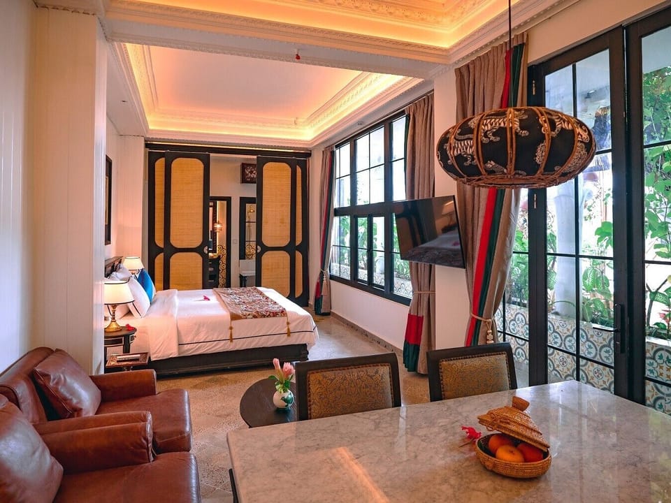 Residence Suite | In-room safe, individually decorated, individually furnished, desk