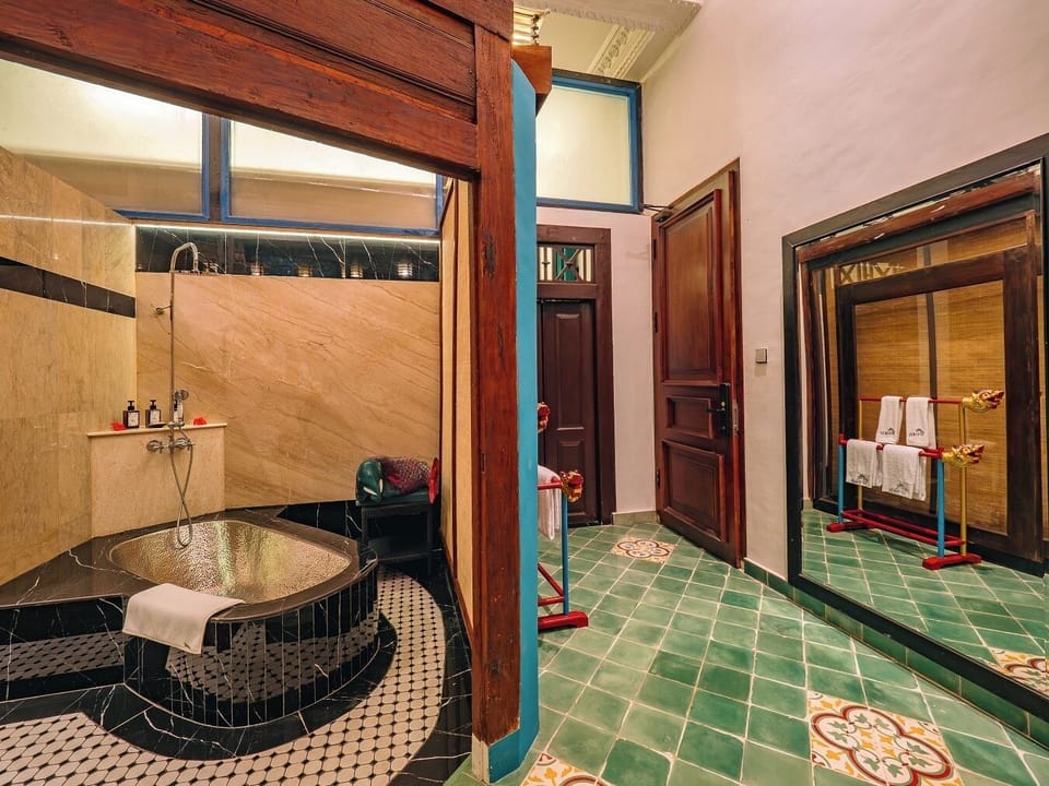 Makelaar Kopi Suite | Bathroom | Free toiletries, hair dryer, bathrobes, slippers