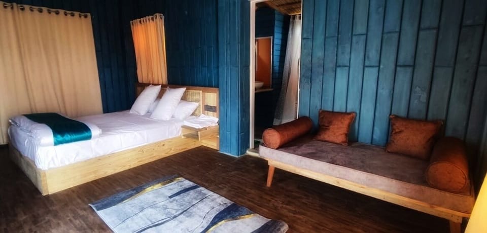 Premier Cottage, Garden View | 1 bedroom, in-room safe, desk, laptop workspace