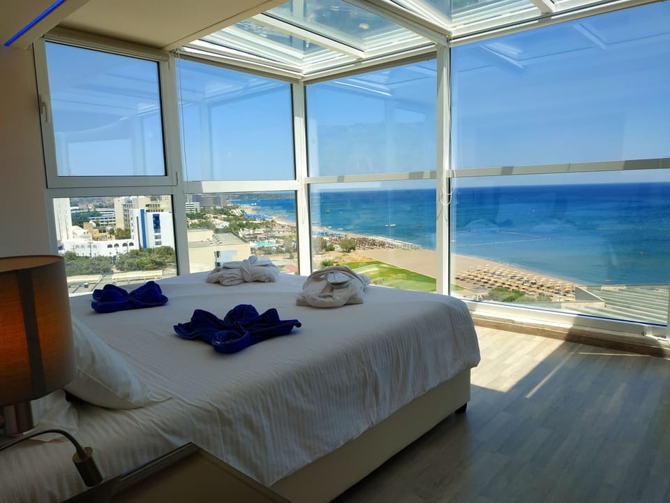 Suite, Sea View (Sky I Sea View) | In-room safe, desk, soundproofing, WiFi (free)