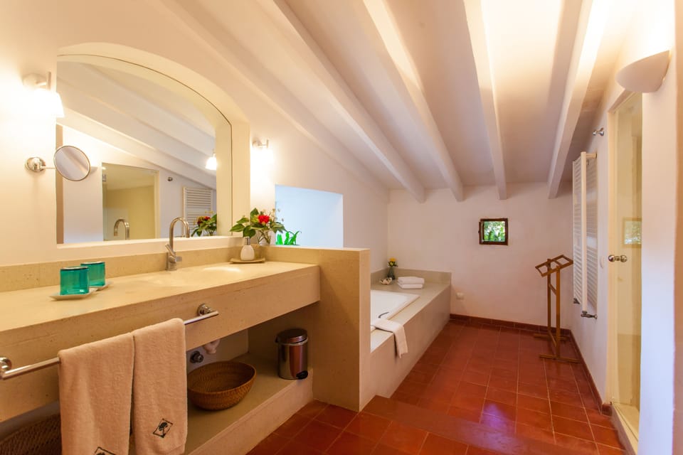 Apartment (2 People) | Bathroom | Free toiletries, hair dryer, bidet, towels