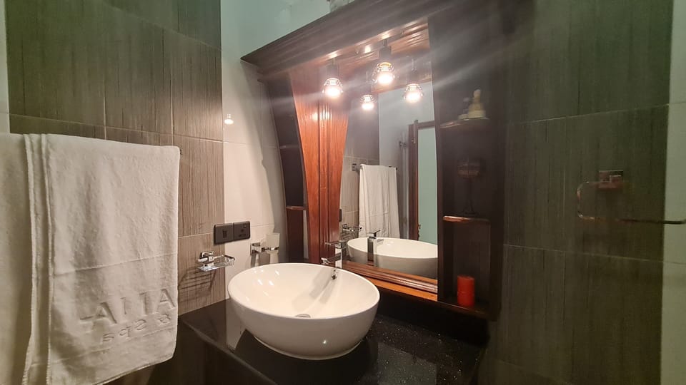 Deluxe Double Room, Balcony, Pool View | Bathroom