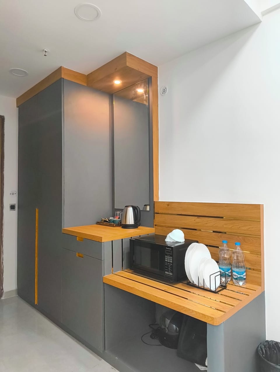 Superior Studio Suite, Balcony, City View | Private kitchenette | Mini-fridge, microwave, cookware/dishes/utensils