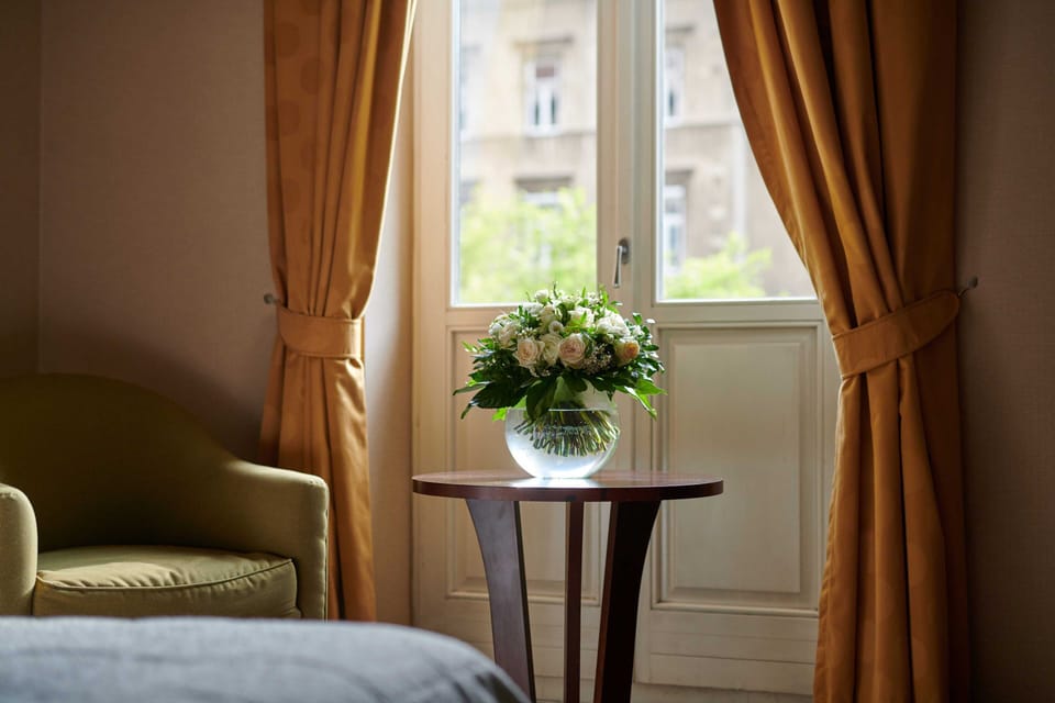 Deluxe Suite (with Spa and Executive Club Access) | Living area | LCD TV