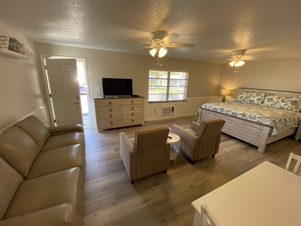 Comfort Studio | Living area | 42-inch flat-screen TV with digital channels