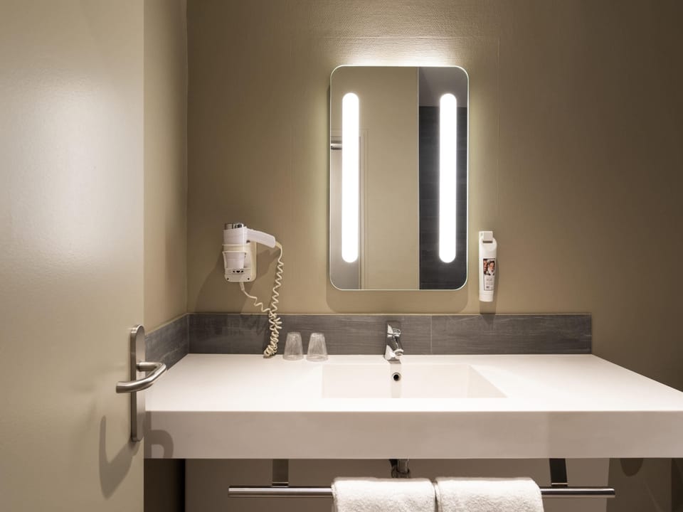 Standard Room, 1 Twin Bed | Blackout drapes, soundproofing, iron/ironing board, free WiFi