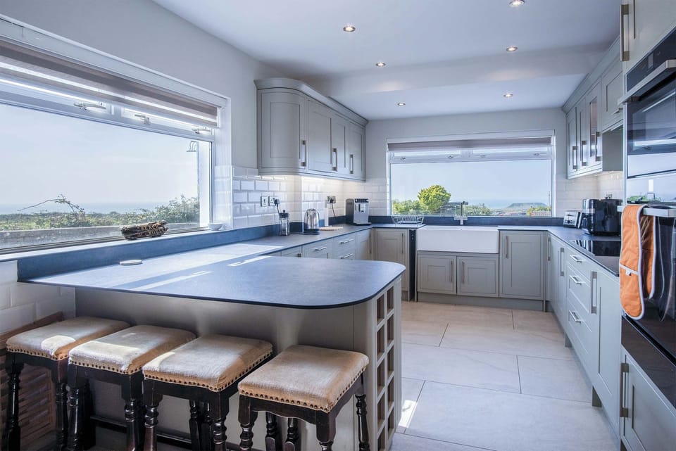 Standard House | Private kitchen | Fridge, microwave, oven, stovetop