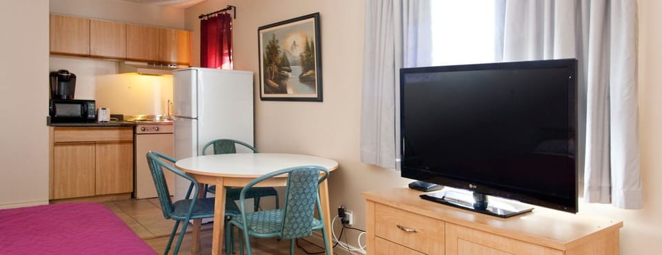 Deluxe Room, 2 Double Beds, Non Smoking, Kitchenette | Private kitchenette | Fridge, microwave