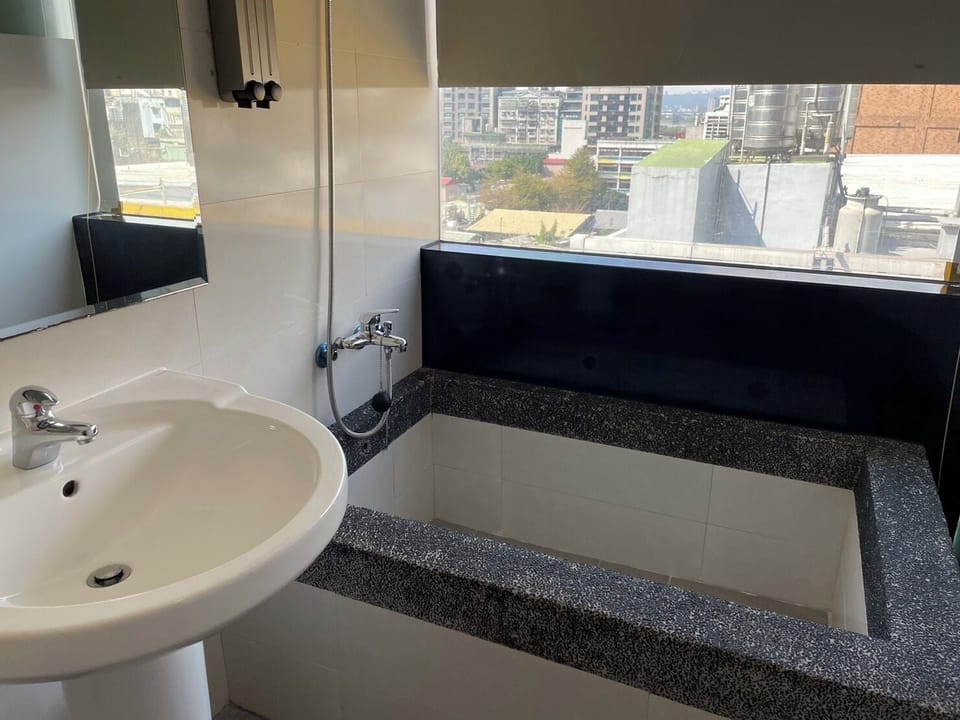 Deluxe Quadruple Room | Bathroom | Towels, shampoo, toilet paper
