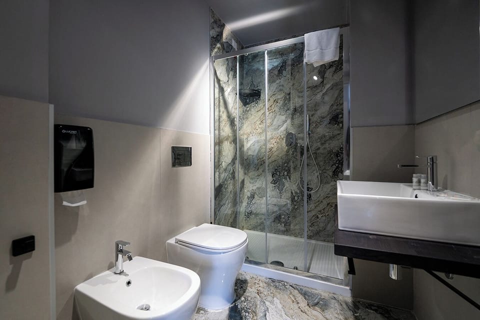 Deluxe Double Room, Partial Sea View | Bathroom | Shower, hair dryer, bidet, towels