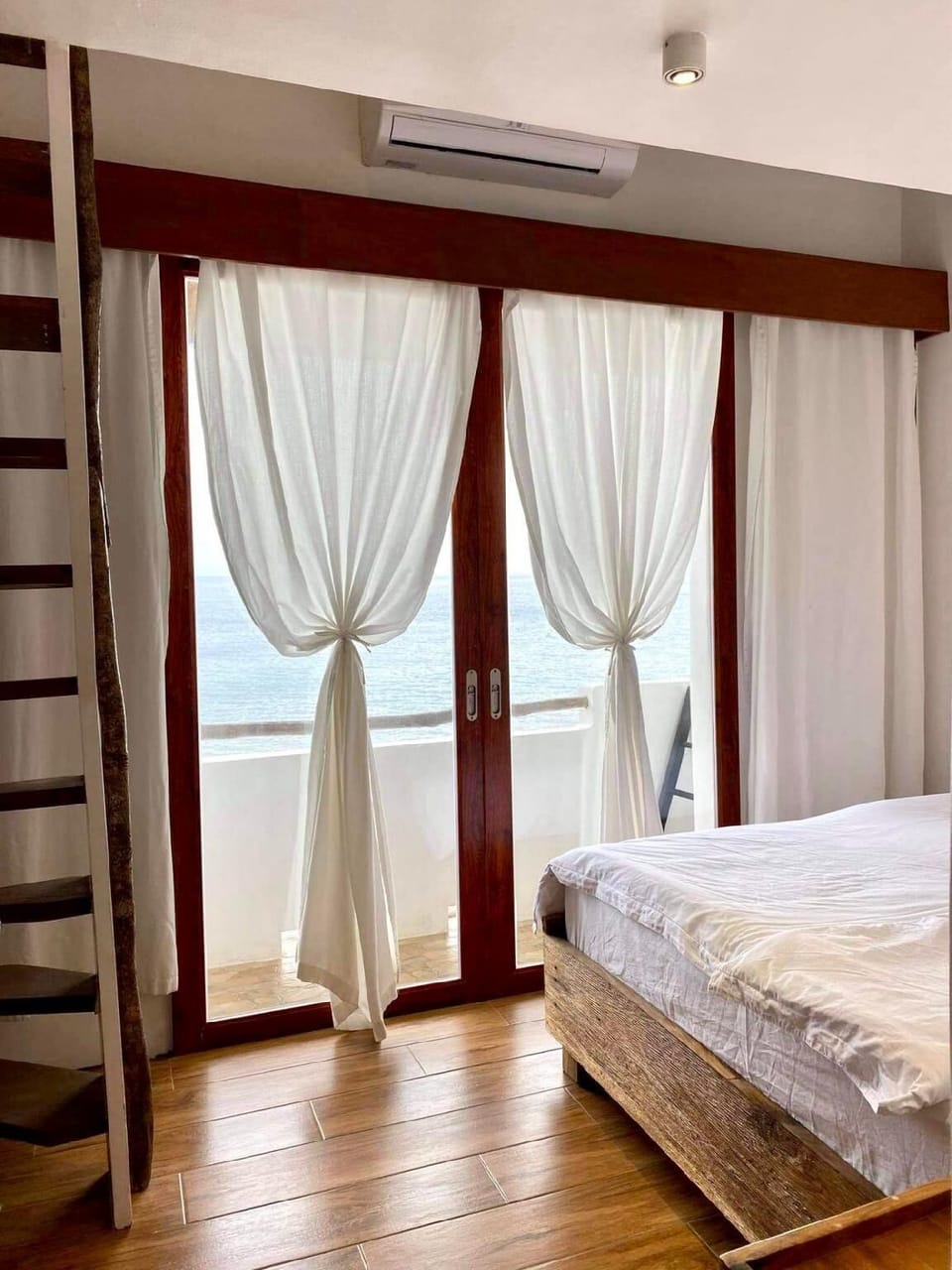 Superior Loft, Bay View | Desk, soundproofing, iron/ironing board, free WiFi