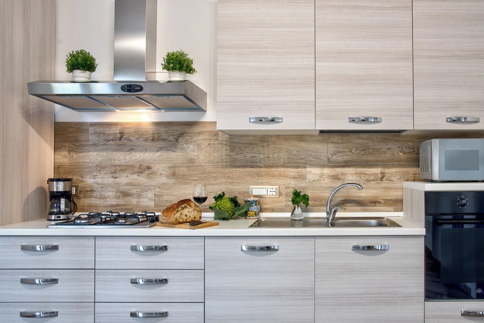 Full-size fridge, microwave, oven, stovetop