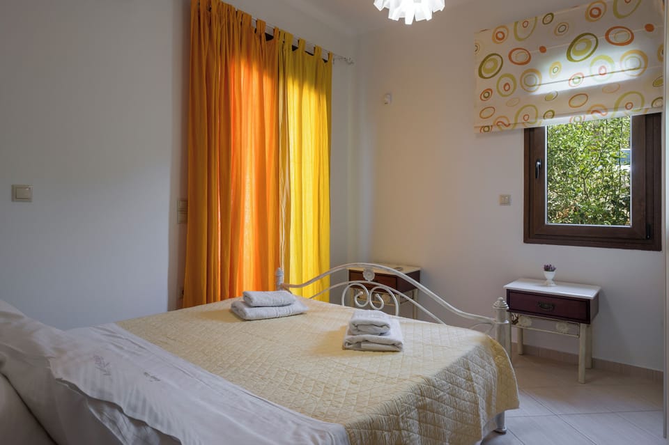 6 bedrooms, in-room safe, blackout drapes, iron/ironing board