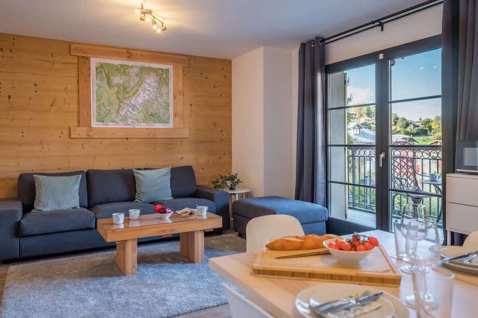 Lounge with Balcony