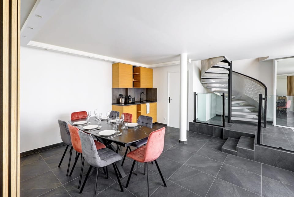 Notre sublime salle à manger mise valeur avec sa cuisine et les escaliers afin de monter dan nos 2 bedrooms