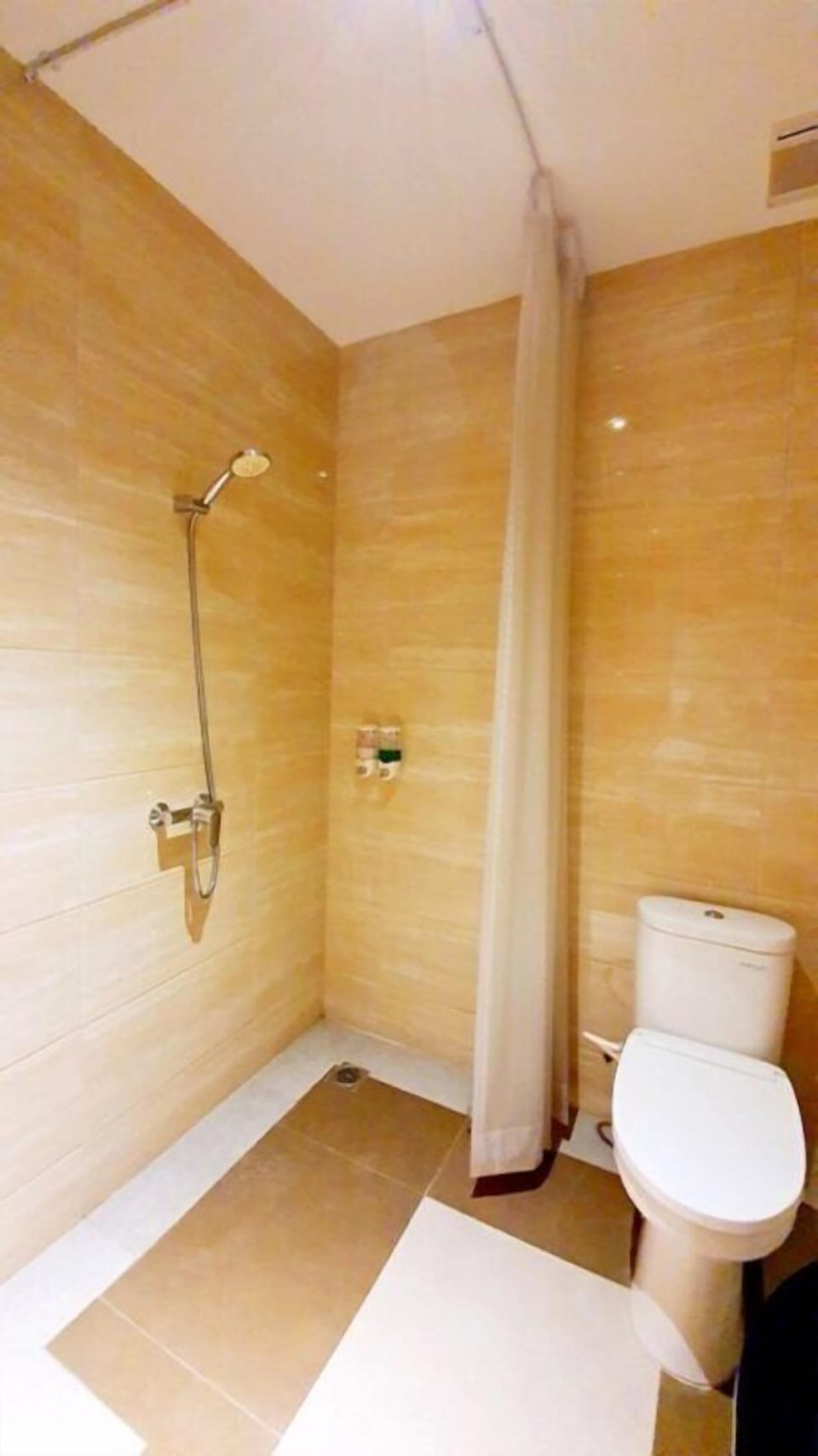 Standard Double or Twin Room | Bathroom | Shower, towels, soap, shampoo