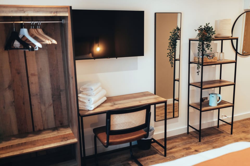 Double Room | Hypo-allergenic bedding, desk, laptop workspace, iron/ironing board