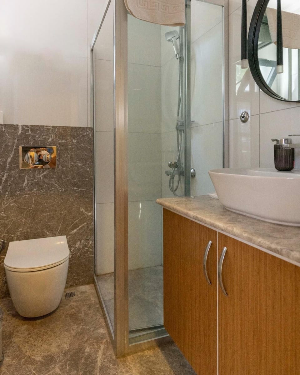 Standard Double or Twin Room, 1 Bedroom | Bathroom | Shower, hair dryer, slippers, towels