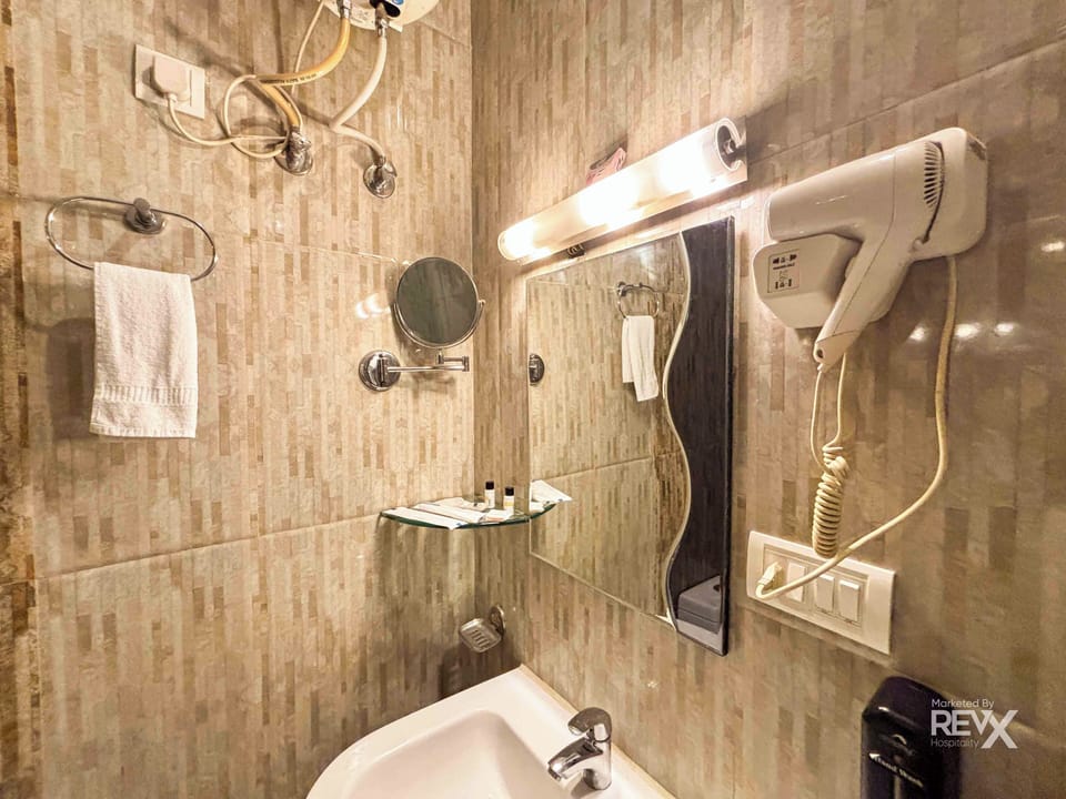 Premium Double Room | Bathroom | Shower, bidet, towels, soap