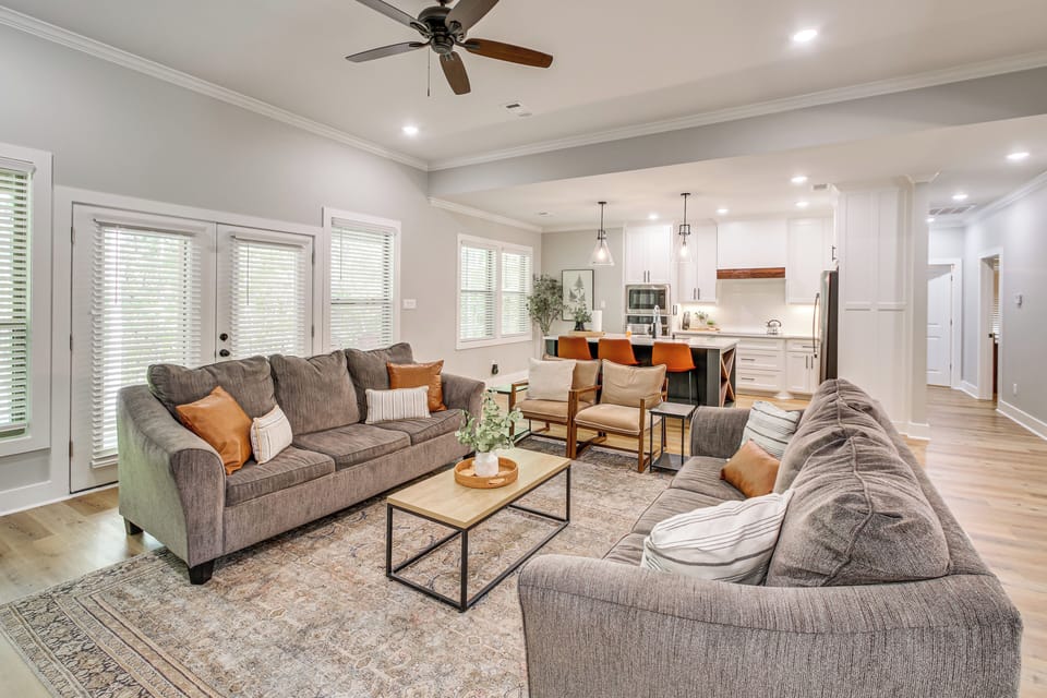 Living Room | 2 Queen Sleeper Sofas | Smart TV | Free WiFi