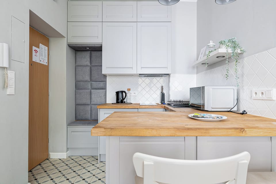 Studio, 1 Queen Bed | Private kitchenette | Electric kettle