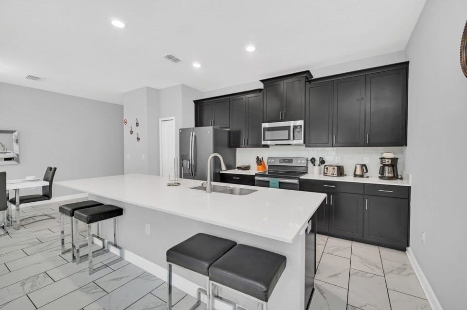 Townhome, 4 Bedrooms | Private kitchen