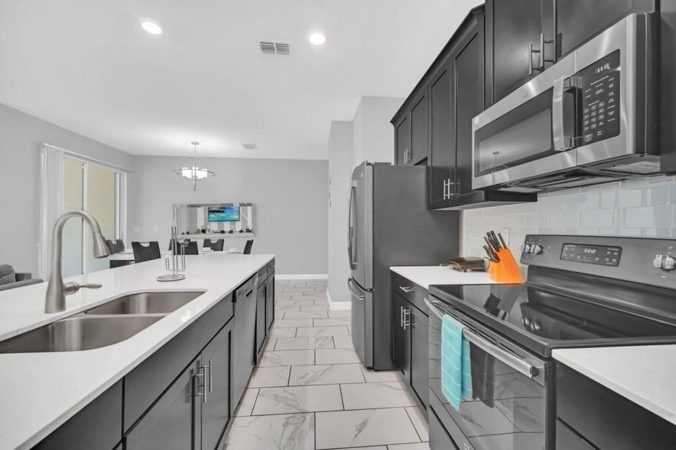 Townhome, 4 Bedrooms | Private kitchen