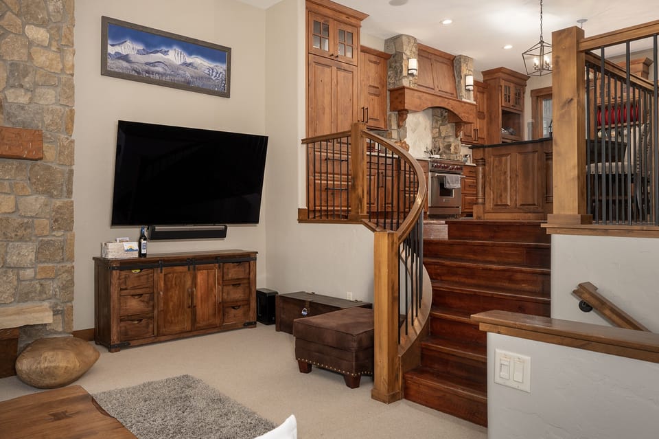 House, 4 Bedrooms | Living area | Smart TV