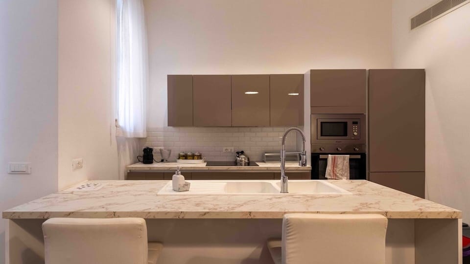 Apartment | Private kitchen | Dining table