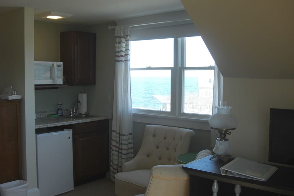 Premium Room | Private kitchenette | Coffee/tea maker