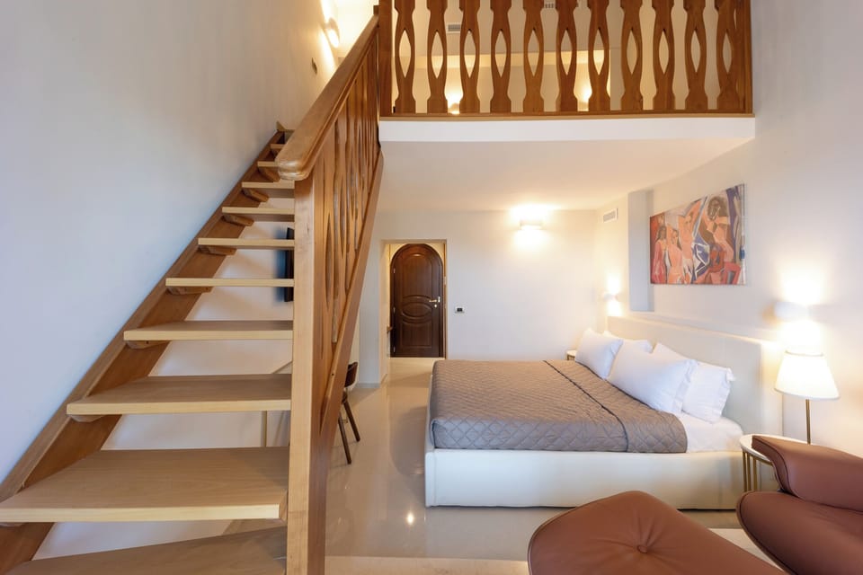 Design Room | Hypo-allergenic bedding, free minibar, in-room safe, desk
