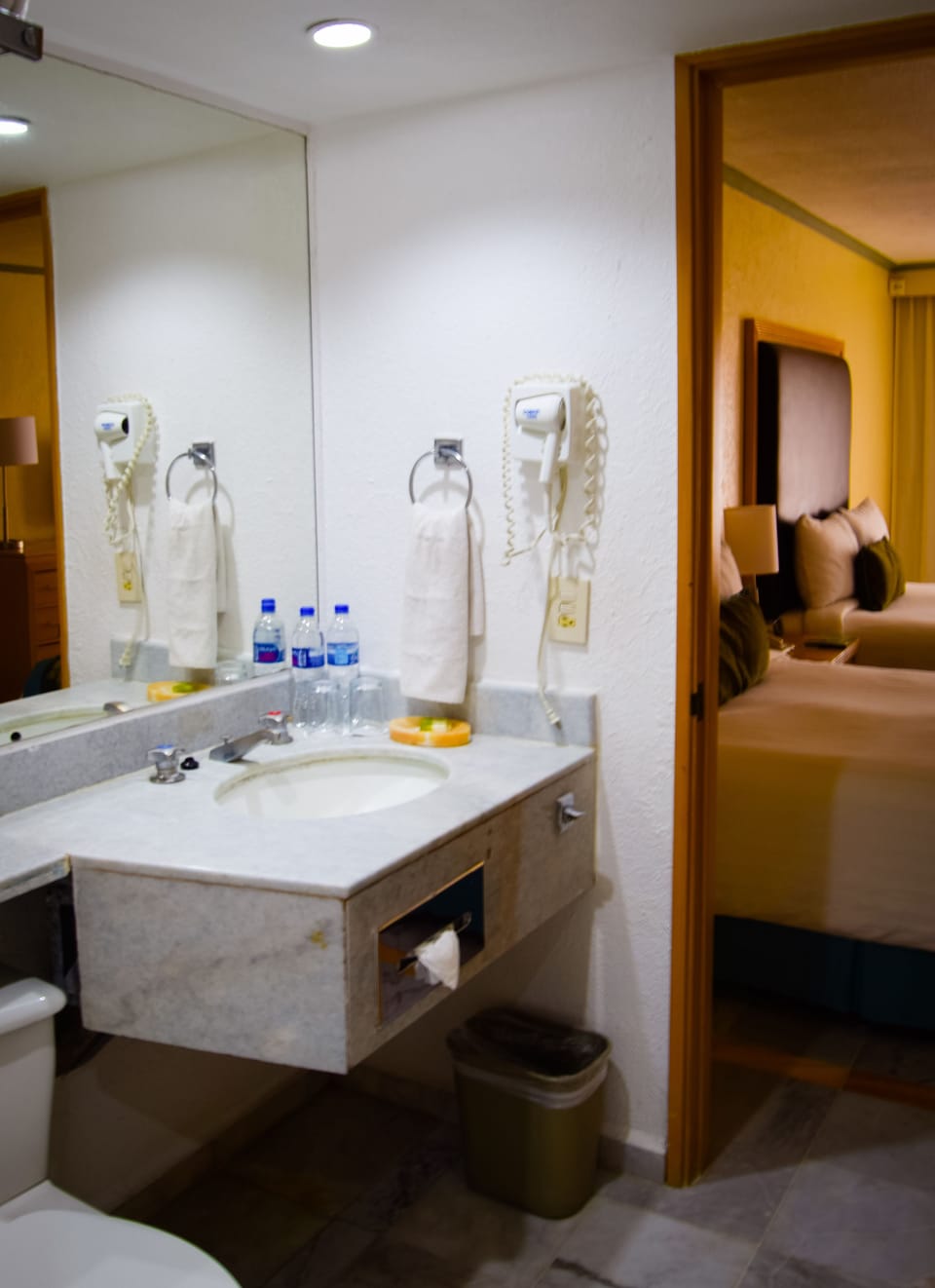Combined shower/tub, free toiletries, hair dryer, towels