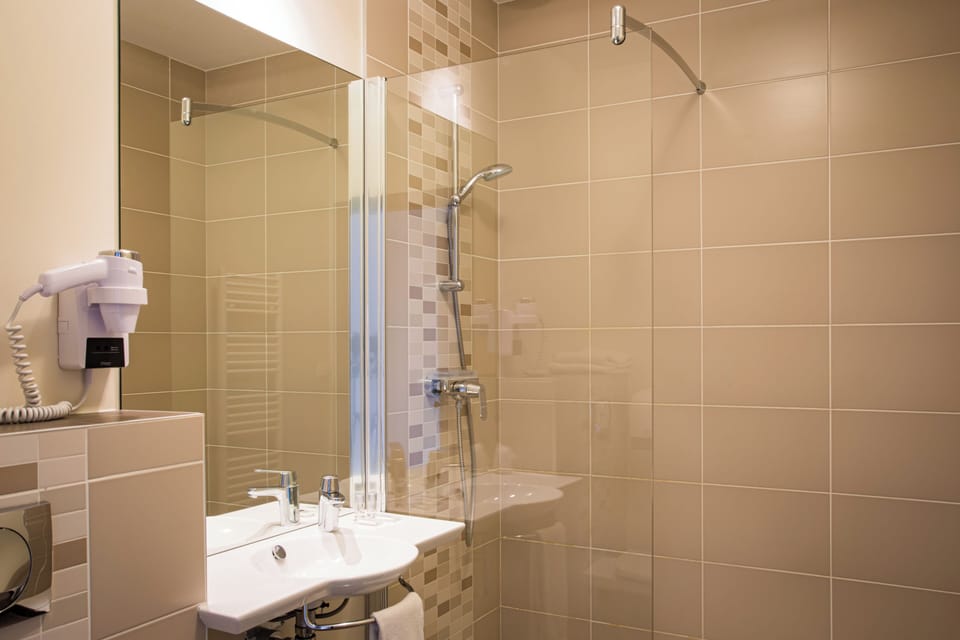 Double Room, City View | Bathroom