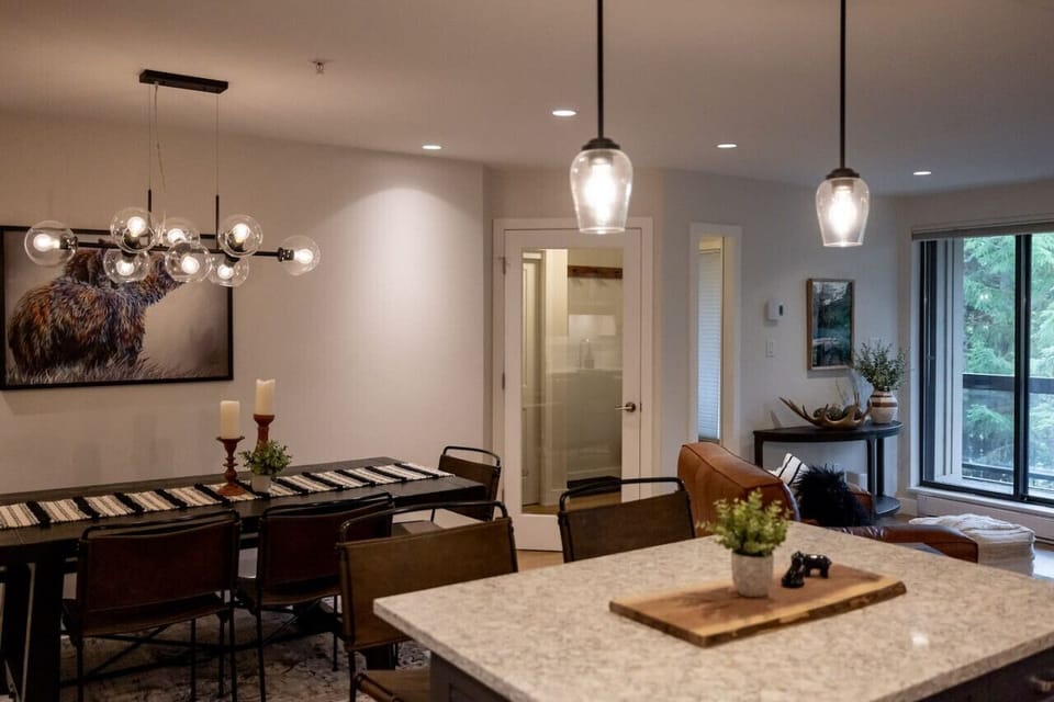 This space proivides multiple seating options for meals !