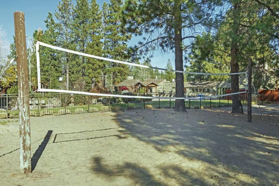 Volleyball- pet friendly, adventure base camp to the great outdoors for skiing, golfing, hiking, biking, fishing, rafting, swimming, ice skating, climbing in the great high desert of Oregon near Sun River and Bend.