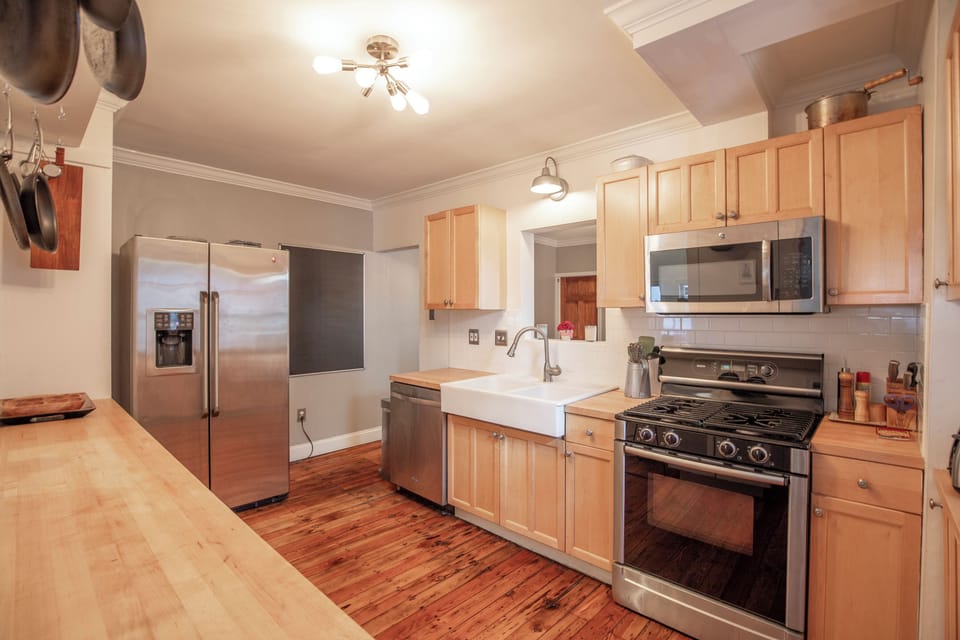 Full galley kitchen well equipped with a farmhouse sink