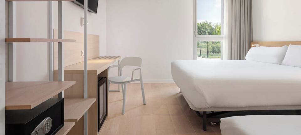 Family Double Room | Desk, laptop workspace, free WiFi