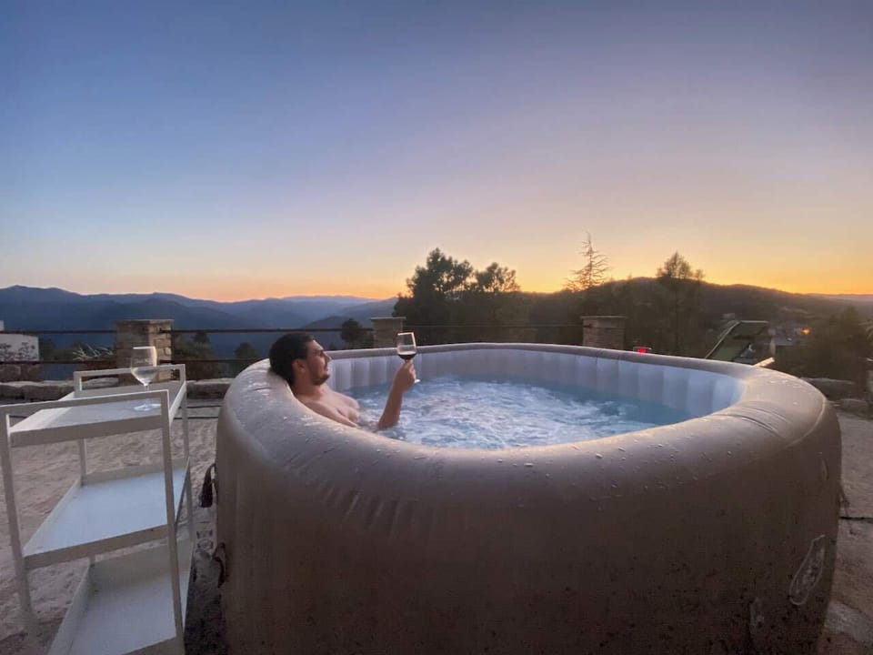 Maison LGBT des Monts Bleus Bed and Breakfast in Occitanie