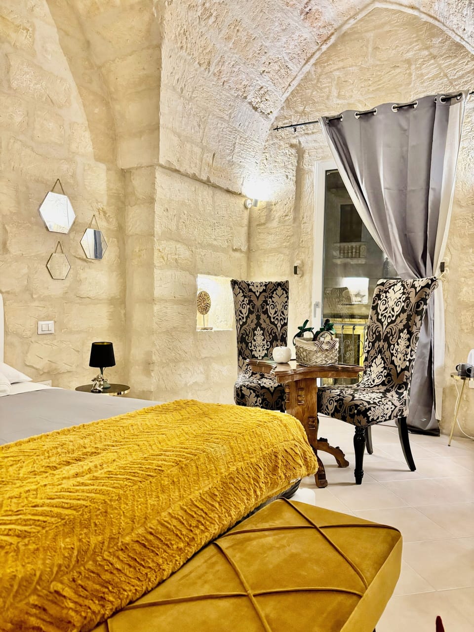 Deluxe Studio Suite, 1 Queen Bed, Balcony, City View | Individually decorated, individually furnished, soundproofing