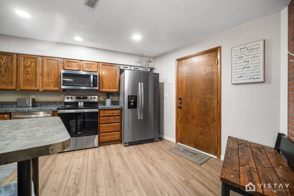 This fully equipped space features modern appliances, including a sleek oven, microwave, and dishwasher, ensuring that meal preparation is a breeze.