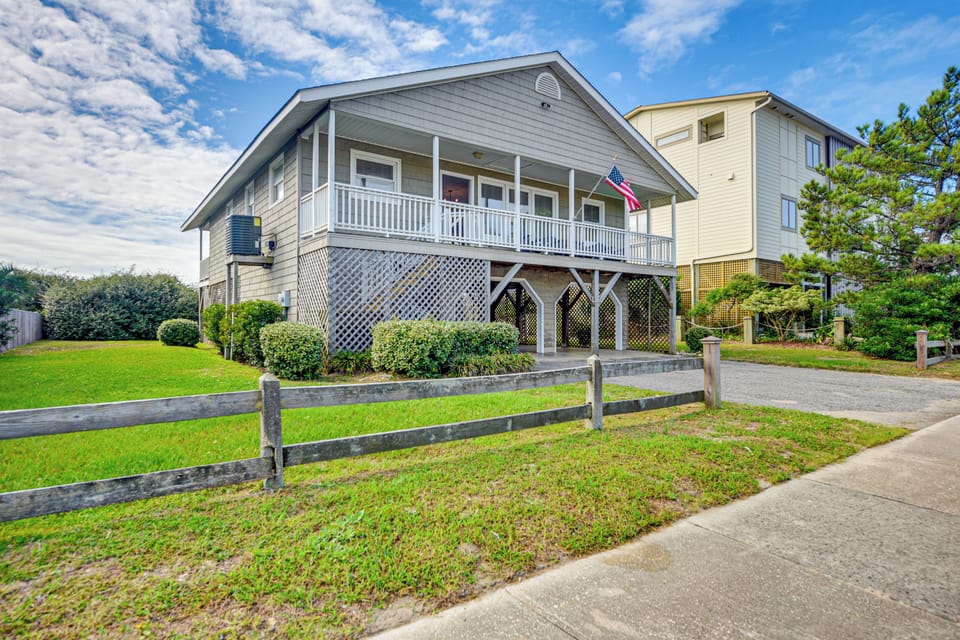 Property Exterior | Stilted Single-Story Home | Private Yard