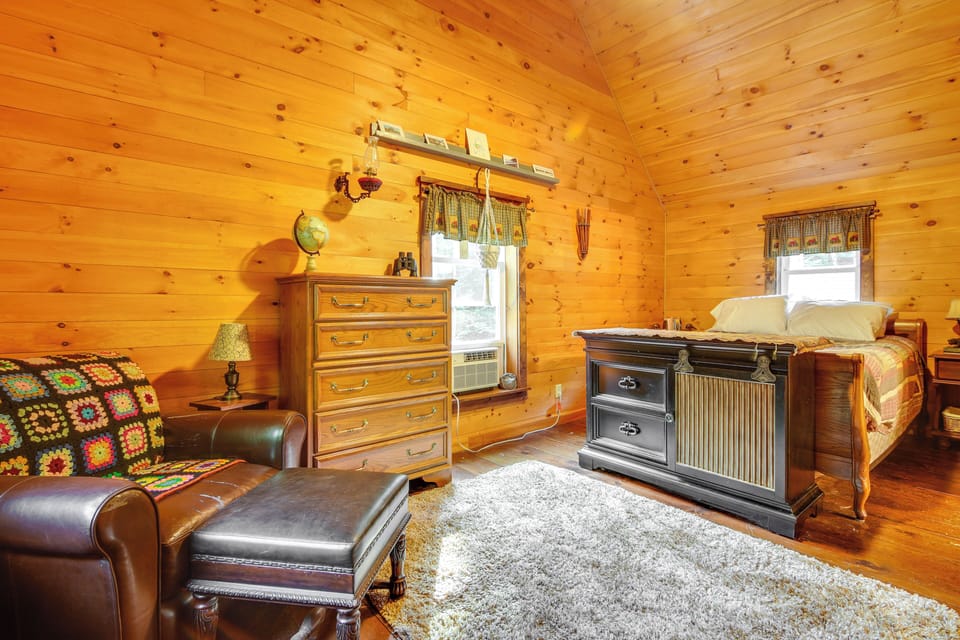 Bedroom 1 | Queen Bed | Books | Smart TV | 2nd Floor
