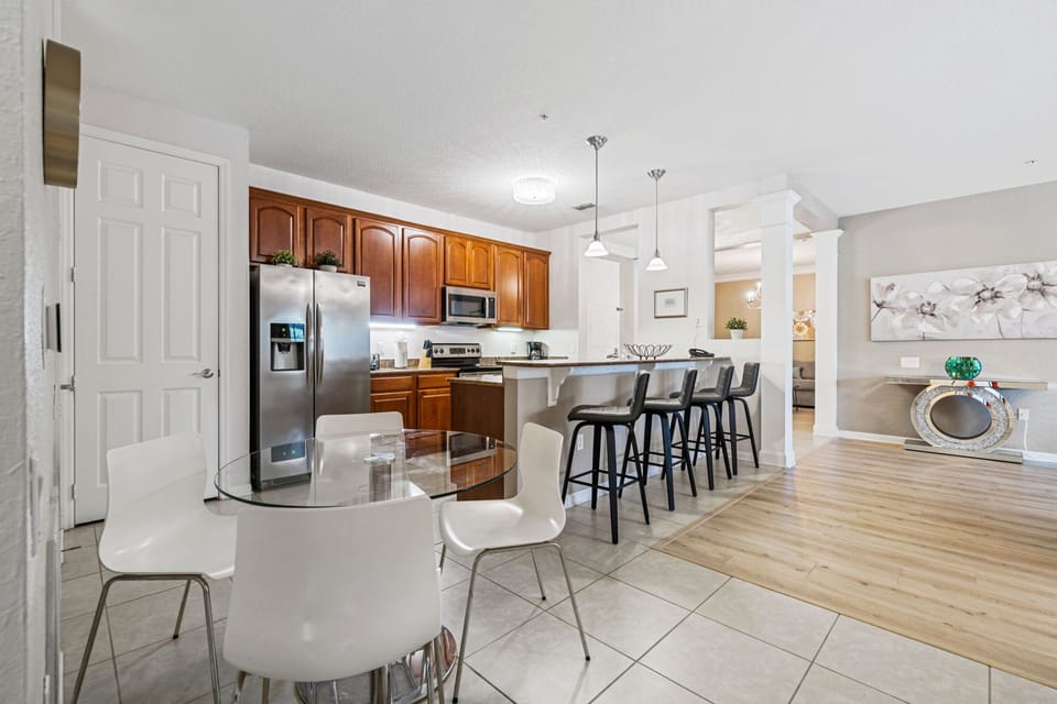 Luxury Apartment, 3 Bedrooms, Kitchen | Private kitchen | Fridge, microwave, oven, stovetop