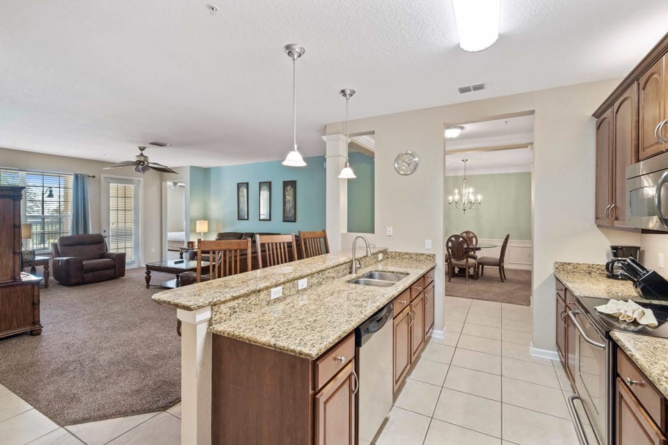 Luxury Apartment, 2 Bedrooms, Kitchen | Private kitchen | Fridge, microwave, oven, stovetop
