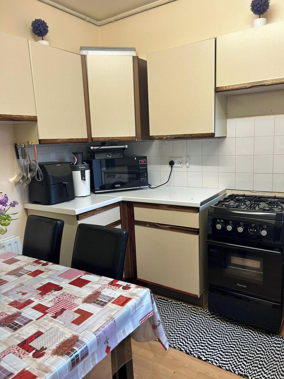 House | Private kitchen | Fridge, microwave, oven, stovetop