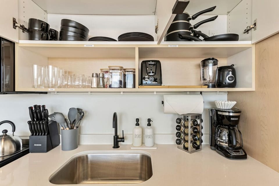 Enjoy a fully stocked kitchen with cookware, utensils, blender, toaster, and coffee maker—ready for every meal 🍳☕🥂