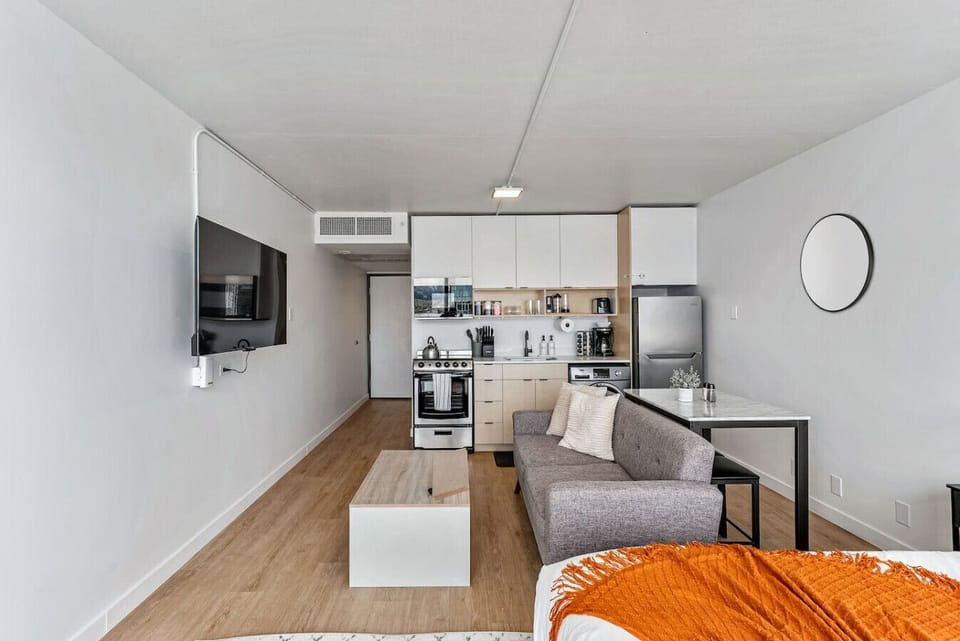 Relax with entertainment on the flat-screen TV or cook in the fully equipped kitchen, all from your stylish open studio 📺🍳🛋️